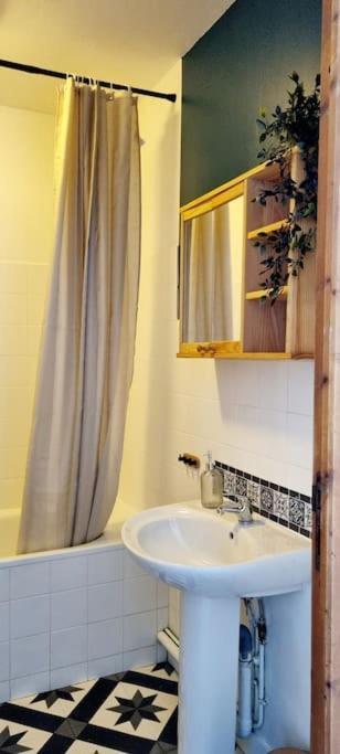 Le Duplex Du Centre - Ideal Pour Un Sejour Detente ! Saint-Savinien Luaran gambar