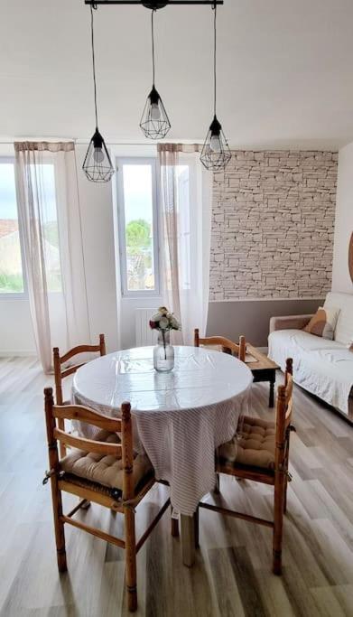Le Duplex Du Centre - Ideal Pour Un Sejour Detente ! Saint-Savinien Luaran gambar